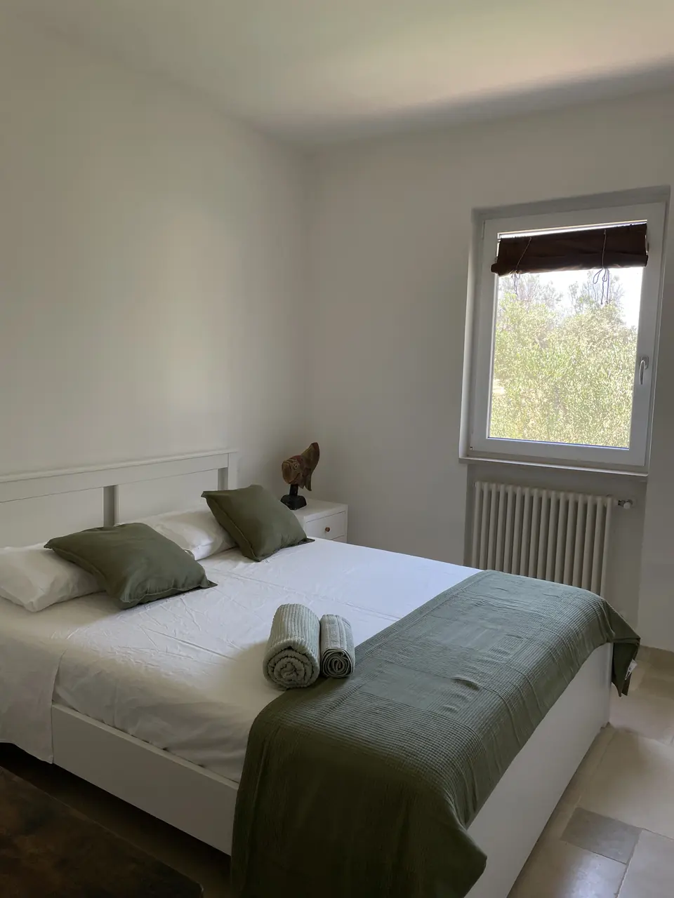 Double bedroom with a window onto the olive grove