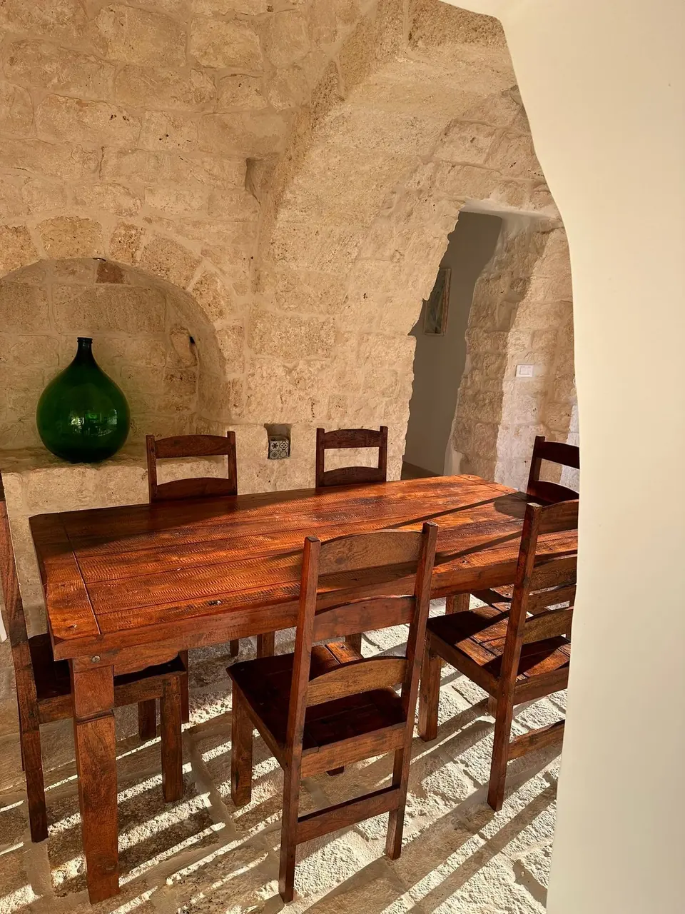 Dining room under the vaulted ceiling of the lamia