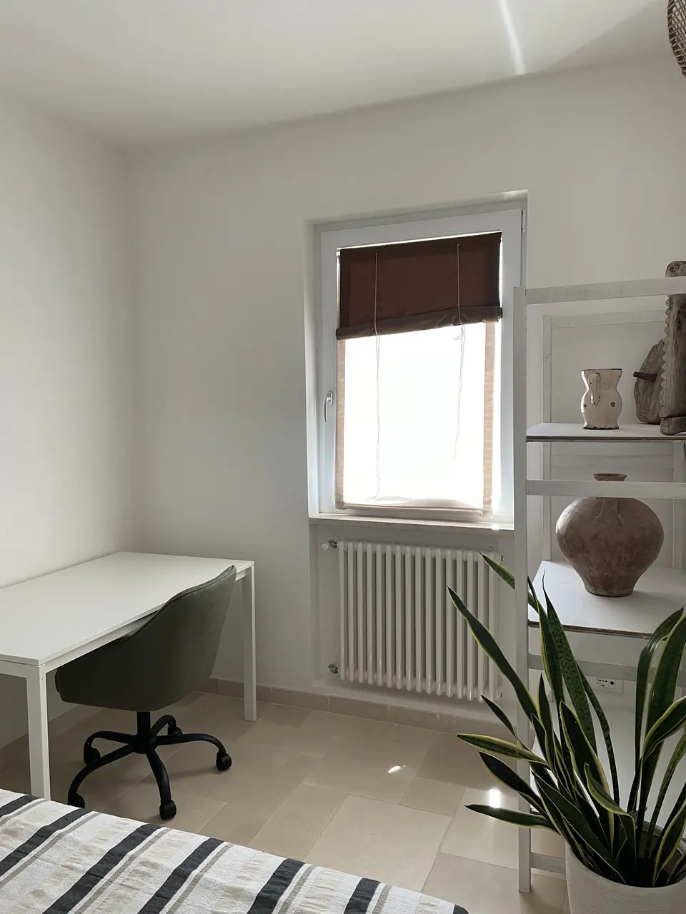 Single bedroom with desk